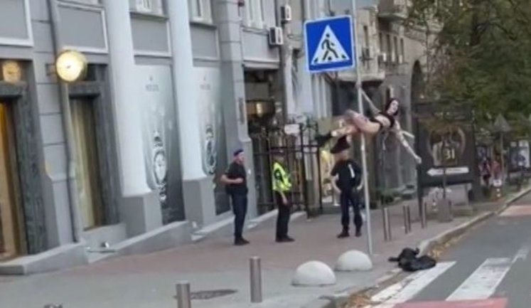 Стриптиз на дорожном знаке: в Киеве неизвестная девушка в нижнем белье станцевала на виду у полицейских. ВИДЕО
