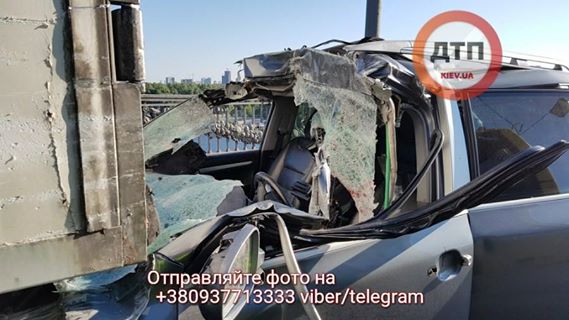 Смертельное ДТП на мосту Патона в Киеве: Porsche Cayenne влетел под фуру, пассажир погиб 02