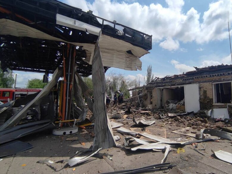 Оккупанты сбросили авиабомбы на АЗС в Торецке, погиб мужчина 02