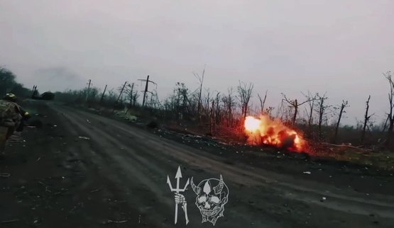 Українські воїни в останній момент стрілецьким вогнем збили FPV-дрон у Донецькій області. ВIДЕО