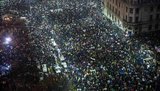 Десятки тисяч жителів Румунії вийшли на антикорупційні протести. ФОТО ДНЯ