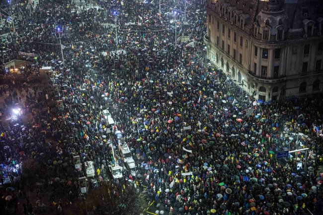 Десятки тисяч жителів Румунії вийшли на антикорупційні протести. 08