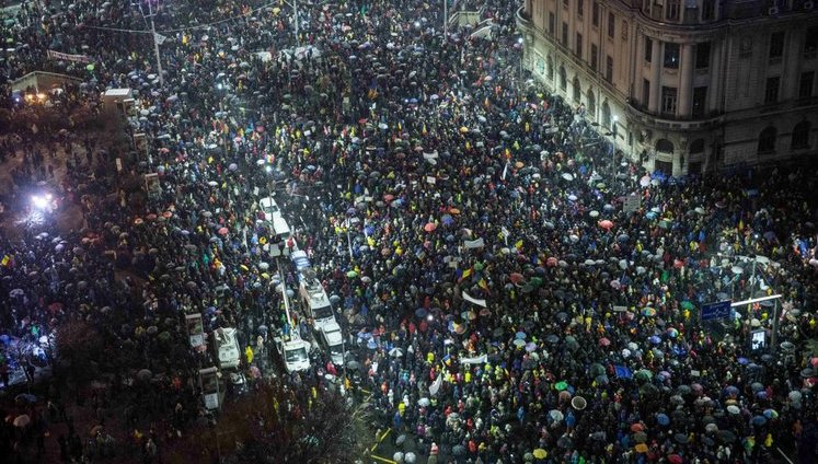 Десятки тисяч жителів Румунії вийшли на антикорупційні протести. ФОТО ДНЯ