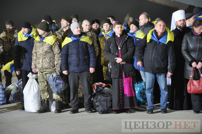 Heroes, welcome home!” liberated Ukrainian hostages enjoy warm reception at Boryspil airport 39