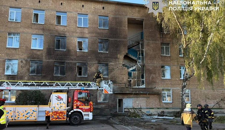Наслідки удару по школі в Солом’янському районі Києва: учні та працівники перебували в укритті. ФОТОрепортаж