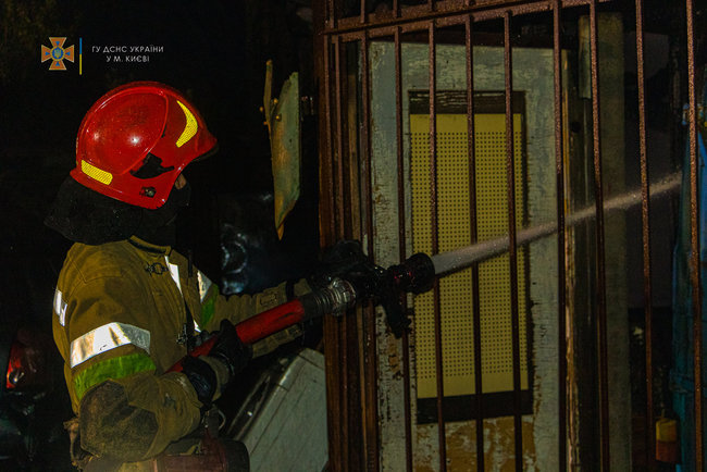 В Киеве сгорел двухэтажный частный дом, огонь повредил три автомобиля, мужчина в крайне тяжелом состоянии доставлен в больницу, - ГСЧС 07