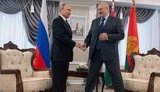 Чуть ли не на шпагат сел: Лукашенко при встрече с Путиным пытается сгладить низкорослость главы РФ. ФОТО