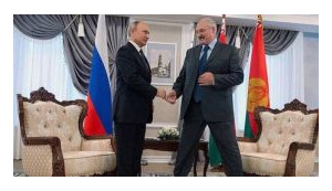 Чуть ли не на шпагат сел: Лукашенко при встрече с Путиным пытается сгладить низкорослость главы РФ. ФОТО