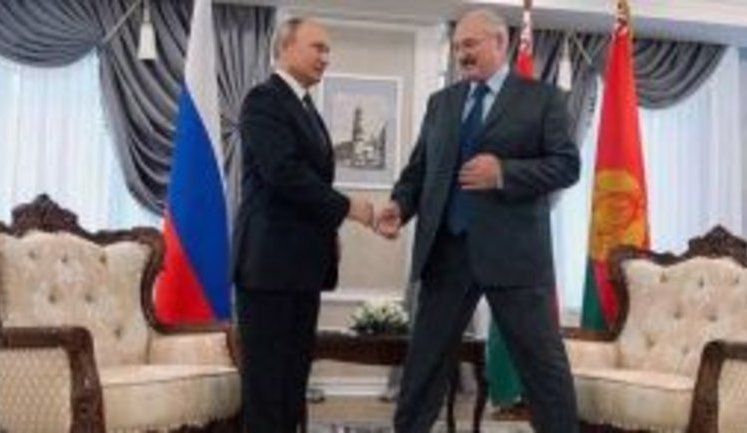 Чуть ли не на шпагат сел: Лукашенко при встрече с Путиным пытается сгладить низкорослость главы РФ. ФОТО