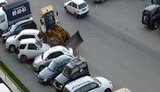 Пьяный тракторист повредил пять автомобилей на парковке. Разгневанные водители устроили самосуд. + ВИДЕО