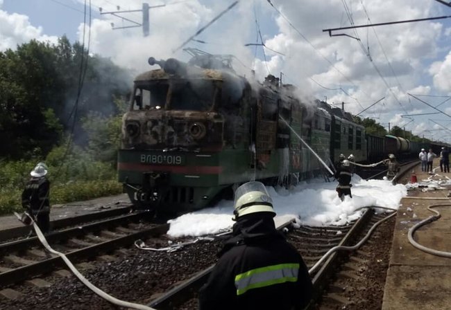 Електровоз згорів на Харківщині, - ДСНС 01