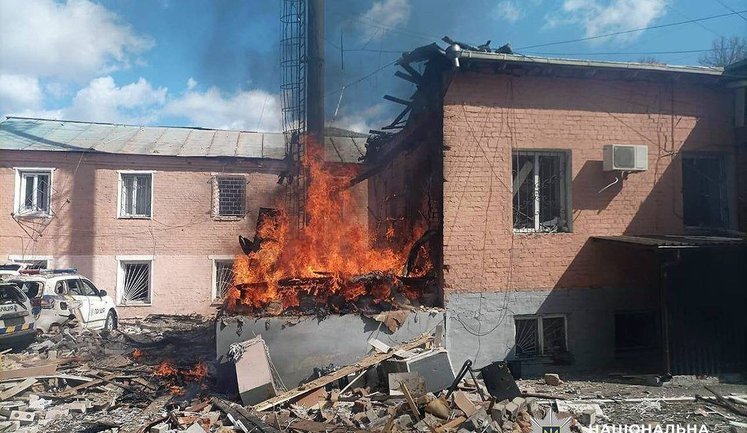 Ворог ударив по Прилуках: спалахнула пожежа у райвідділі поліції, є постраждалий. ФОТО