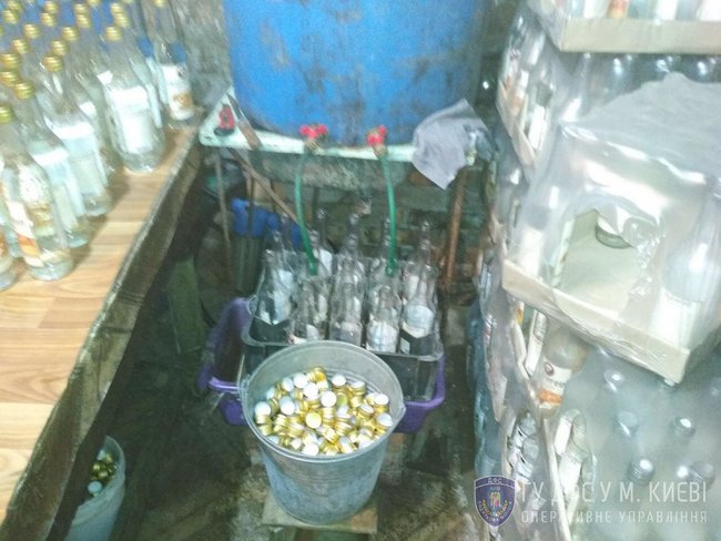 Незаконная продажа фальсифицированной водки, изготовленной в подпольном цехе, остановлена в Киеве, - ГФС 07