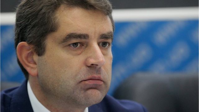 Посол України в Чеській Республіці Євген Перебийніс: Чеський уряд скасував усі формальні бар’єри для працевлаштування прибулих сюди громадян України 01 Посол України в Чеській Республіці Євген Перебийніс: Чеський уряд скасував усі формальні бар’єри для працевлаштування прибулих сюди громадян України 01