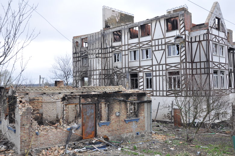 Зруйноване окупантами селище Горенка у передмісті Києва 26