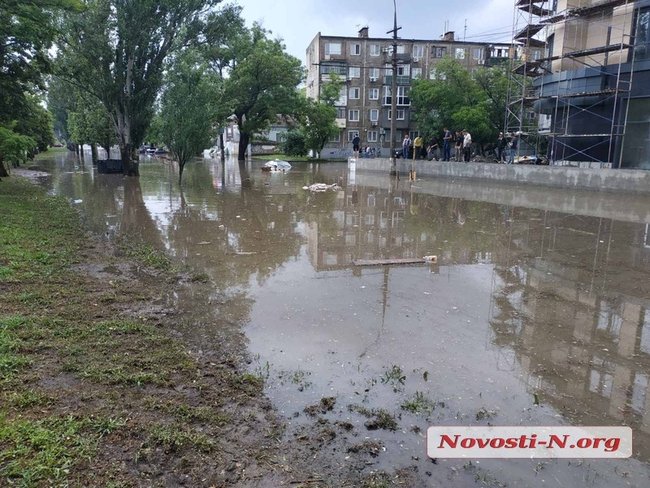 Десятки автомобілів потонули після зливи в Миколаєві 02