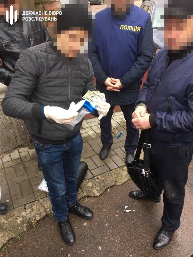 Чиновник ГСЧС задержан на Житомирщине на взятке 500 долл., - ГБР 04