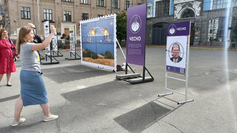 Уличная выставка Бей оккупанта! открылась на Контрактовой площади. Среди локаций - Дартс-держZрадник и Хлопок над крымским мостом 13