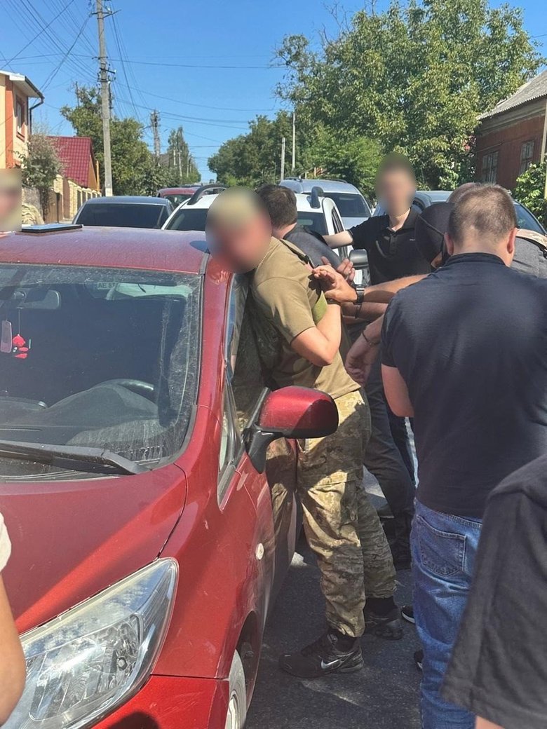 Військовослужбовці ТЦК переправляли чоловіків за кордон