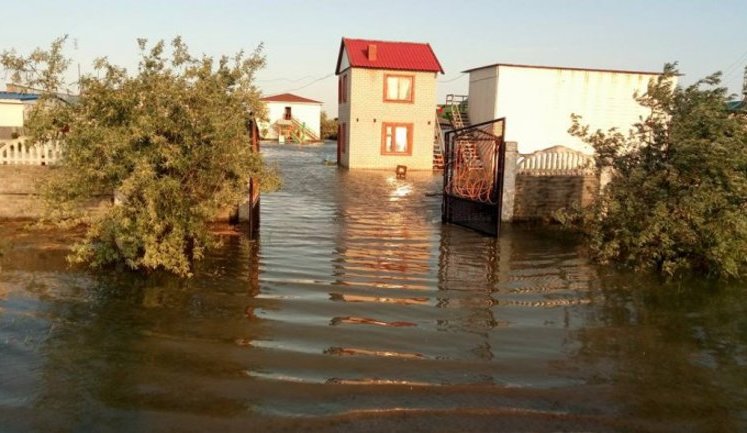 Пляжі та бази відпочинку Кирилівки затоплено через шторм на Азовському морі. ФОТОрепортаж