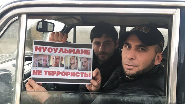 Мусульмани не терористи, - в окупованому Криму відбувається флешмоб на підтримку засуджених у справі Хізб ут-Тахрір кримських татар 03