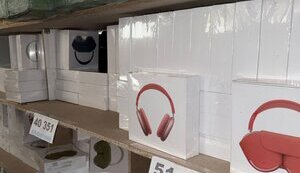 БЕБ викрило масштабну схему збуту підроблених товарів Apple. ФОТОрепортаж