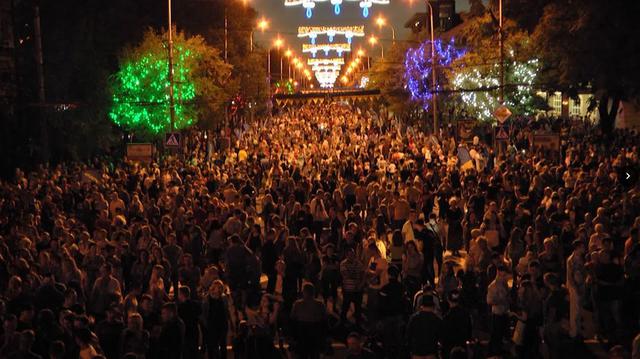Понад 25 тисяч людей відсвяткували День Незалежності в центрі Маріуполя 01 Понад 25 тисяч людей відсвяткували День Незалежності в центрі Маріуполя 01