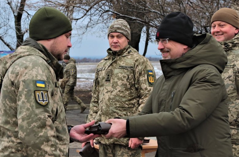 Резников и Залужный вручили награды воинам на Донбассе 01