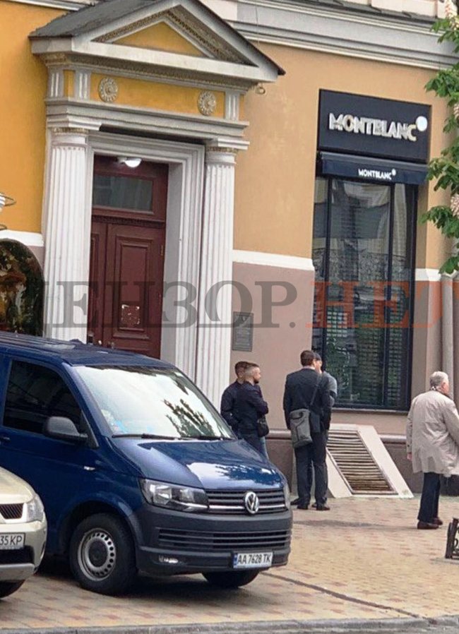 До будинку Кличка підїхала група озброєних людей в екіпіруванні співробітників правоохоронних органів: вони близько години перебувають у підїзді, - Бутусов 01