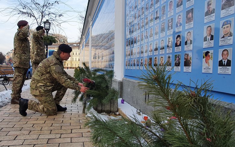 Британські військові вшанували память захисників Донецького аеропорту біля Стіни памяті 02