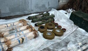 Гранатометні постріли, вогнемети, протитанкові та протипіхотні міни: у Харкові правоохоронці виявили склад боєприпасів. ФОТОрепортаж
