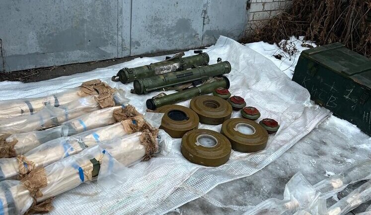 Гранатометні постріли, вогнемети, протитанкові та протипіхотні міни: у Харкові правоохоронці виявили склад боєприпасів. ФОТОрепортаж