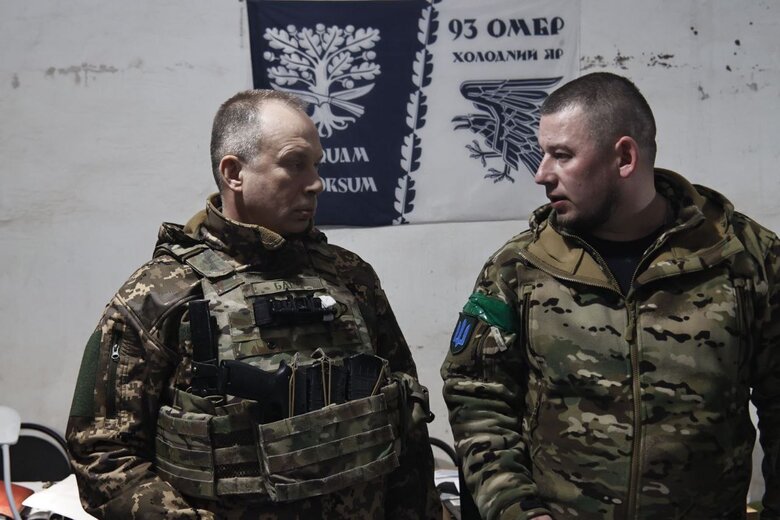 Сирський відвідав підрозділи, які обороняють Бахмут: ворог накопичує сили і не полишає надії захопити місто 01