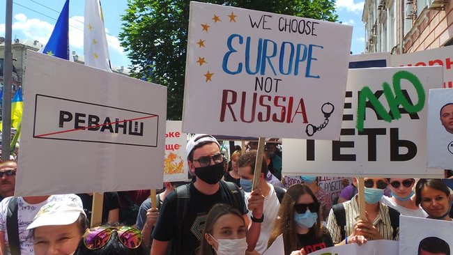 Після акції під ДБР багатотисячна хода попрямувала до Печерського суду на підтримку Порошенка і проти політичних репресій 22