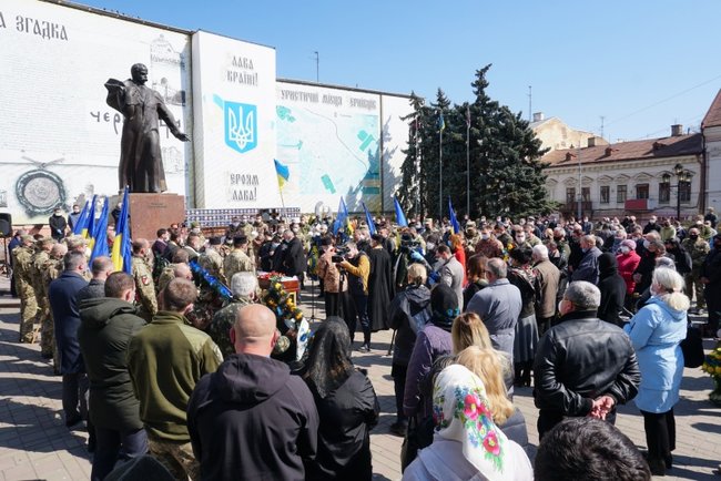 С погибшим на Донбассе украинским воином Андреем Маланчуком попрощались в Черновцах 04