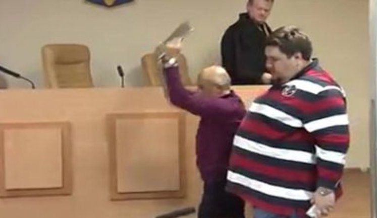 Пісня про Магадан, стукіт по столу і розбитий ноутбук: правоохоронці розслідують "застосування сили" до підприємця з російським громадянством Бойка. ВIДЕО
