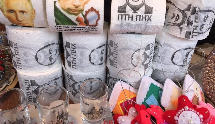 Путін дуже популярний на ярмарку у Львові: зображення його обличчя на багатьох товарах активно купують. ФОТОрепортаж