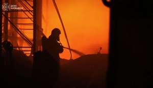 Атака на Київщині: троє постраждалих, шукають жінку під завалами. ФОТОрепортаж