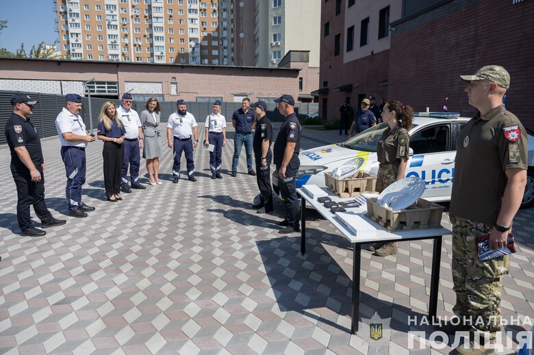 Латвія передала Нацполіції України 12 автомобілів та IT-обладнання для штурмової бригади "Лють"