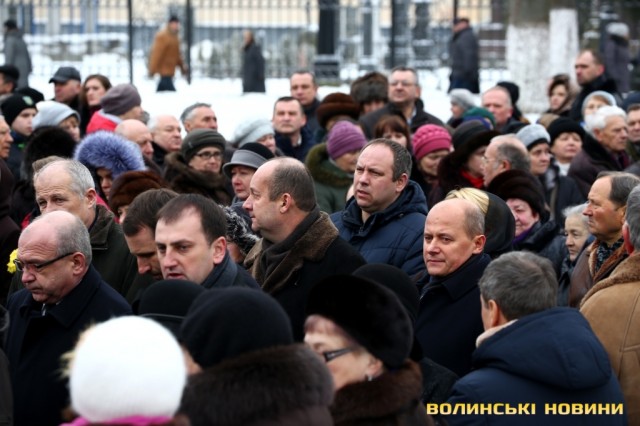 Сотні людей прийшли попрощатися з мером Луцька Романюком 10