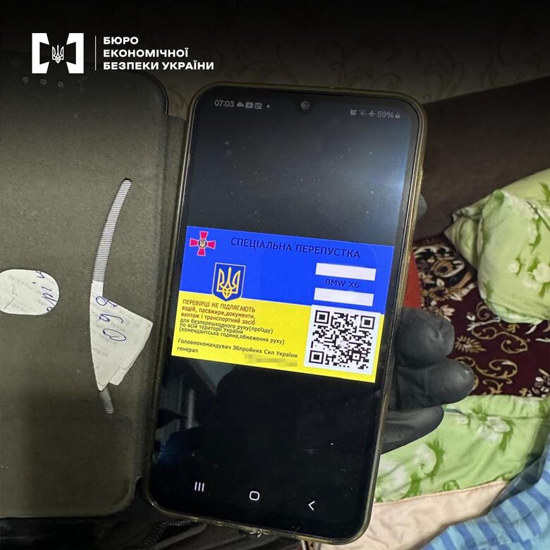 БЕБ затримало зловмисників, які продавали підробні документи rtideziqkeithzrz