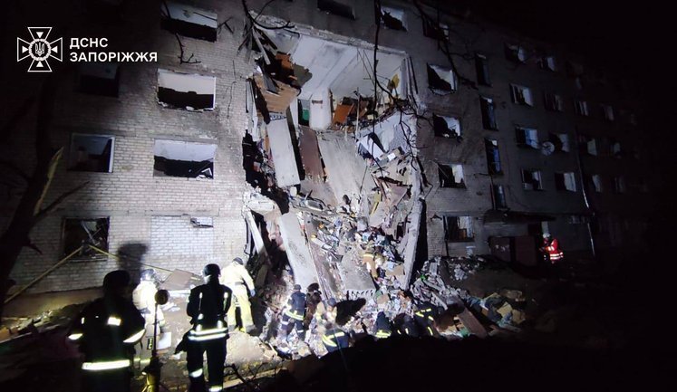 Наслідки масованого удару по Запоріжжю: під завалами можуть перебувати люди. ФОТОрепортаж