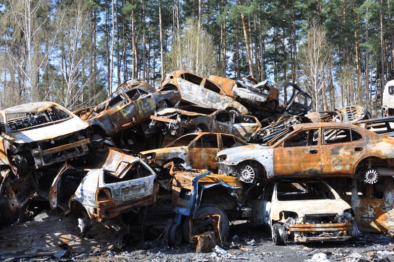 Цвинтар обгорілих авто в Ірпені 10