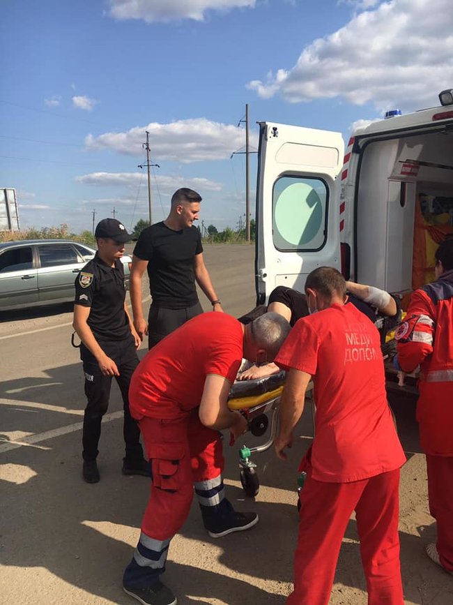 Мікроавтобус потрапив у ДТП на Луганщині - постраждало 6 осіб 02