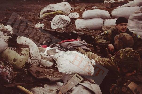 Амбразуру довелося затулити піаніно. Піски у спогадах та фотографіях бійців 08