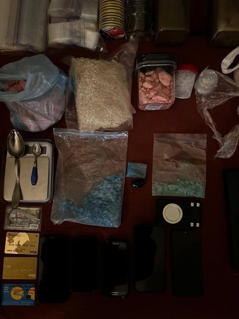 П’ять нарколабораторій, мільйонні доходи та експорт заборонених речовин - Нацпол викрив потужне наркоугропування 04