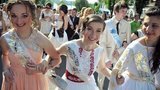 На парад в Тернополе выпускники пришли в вышиванках. ФОТОрепортаж