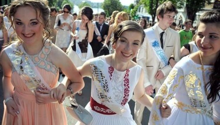 На парад в Тернополе выпускники пришли в вышиванках. ФОТОрепортаж