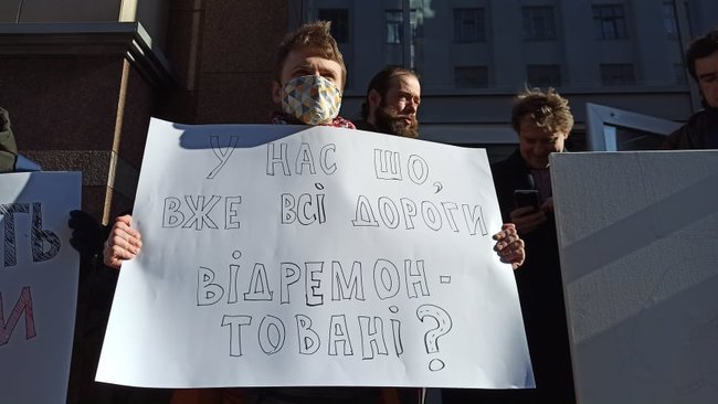 Полізеш до мови - отримаєш на горіхи: активісти пікетують ВР на знак протесту проти змін до закону про державну мову 04