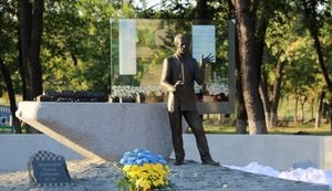 Пам'ятник автору "Щедрика" Леонтовичу відкрили в Покровську на Донеччині, де композитор жив чотири роки. ФОТОрепортаж